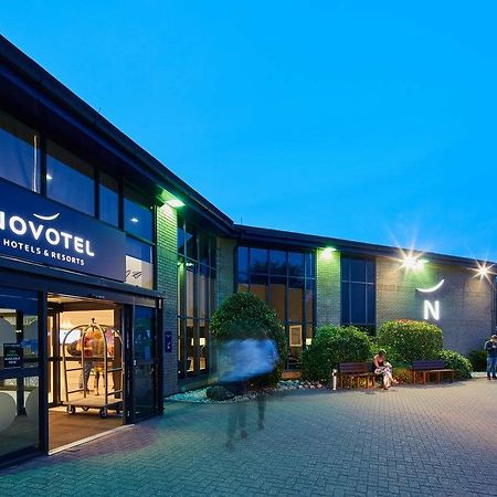 Novotel London Stansted Airport Станстед Маунтфитчет Екстериор снимка