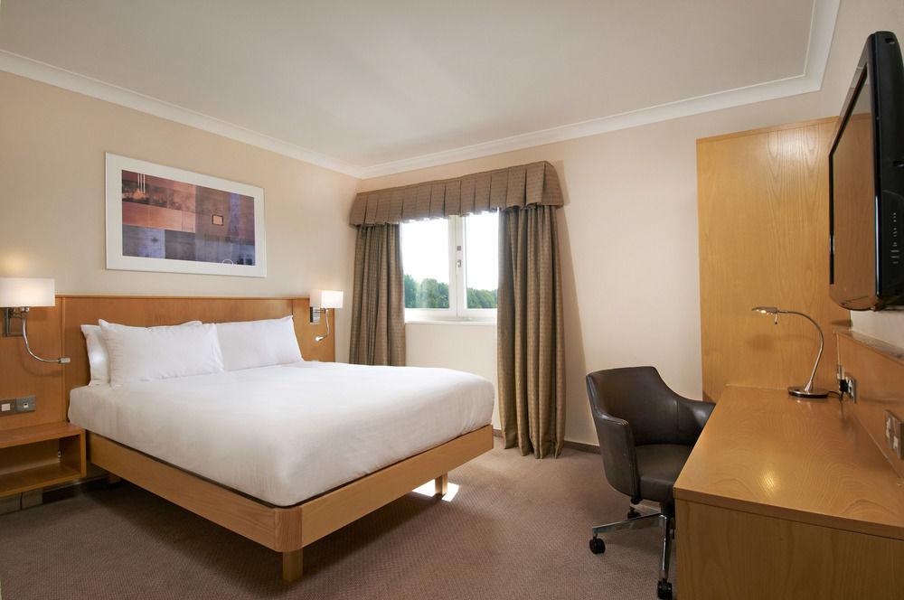 Novotel London Stansted Airport Станстед Маунтфитчет Екстериор снимка