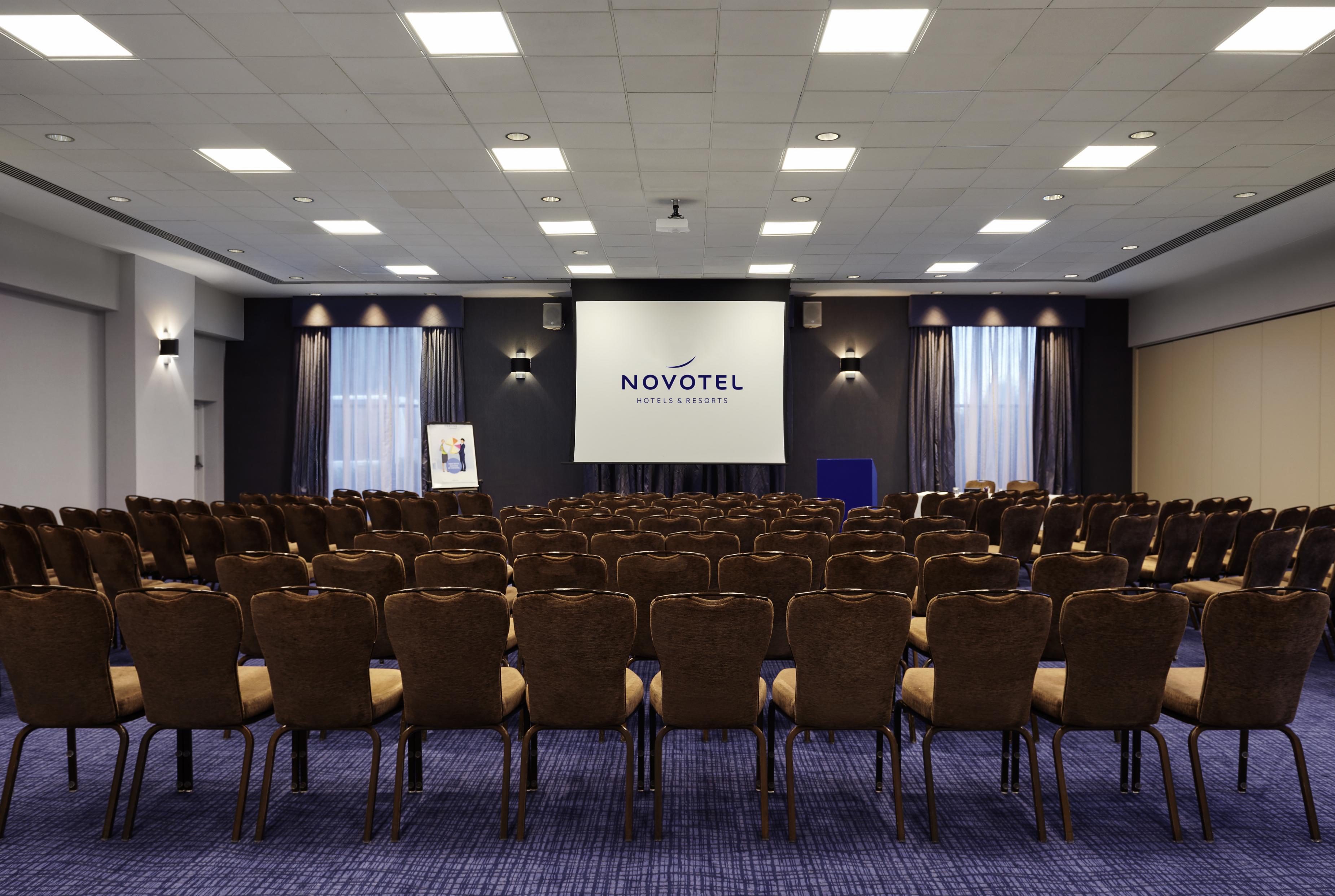 Novotel London Stansted Airport Станстед Маунтфитчет Екстериор снимка