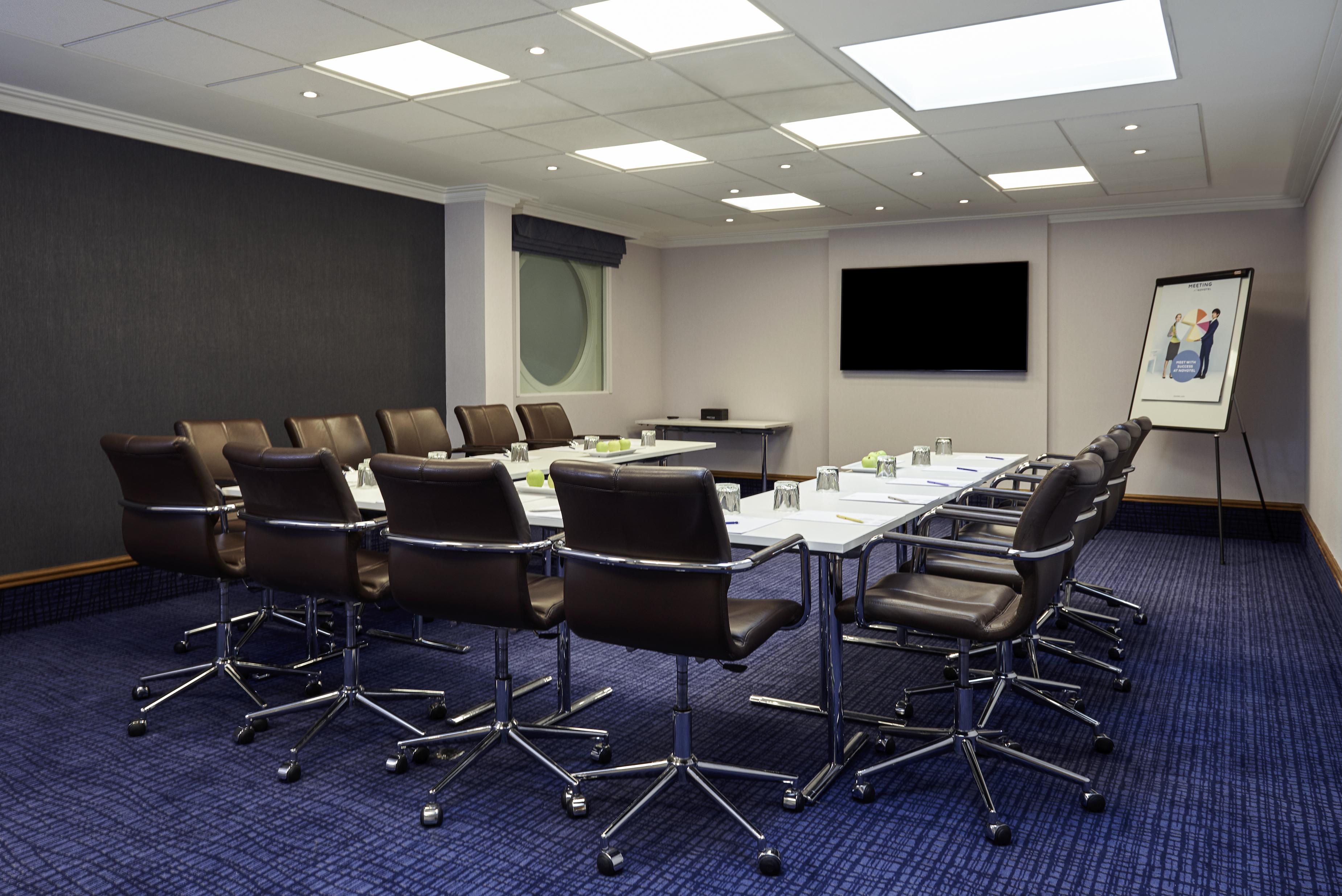 Novotel London Stansted Airport Станстед Маунтфитчет Екстериор снимка