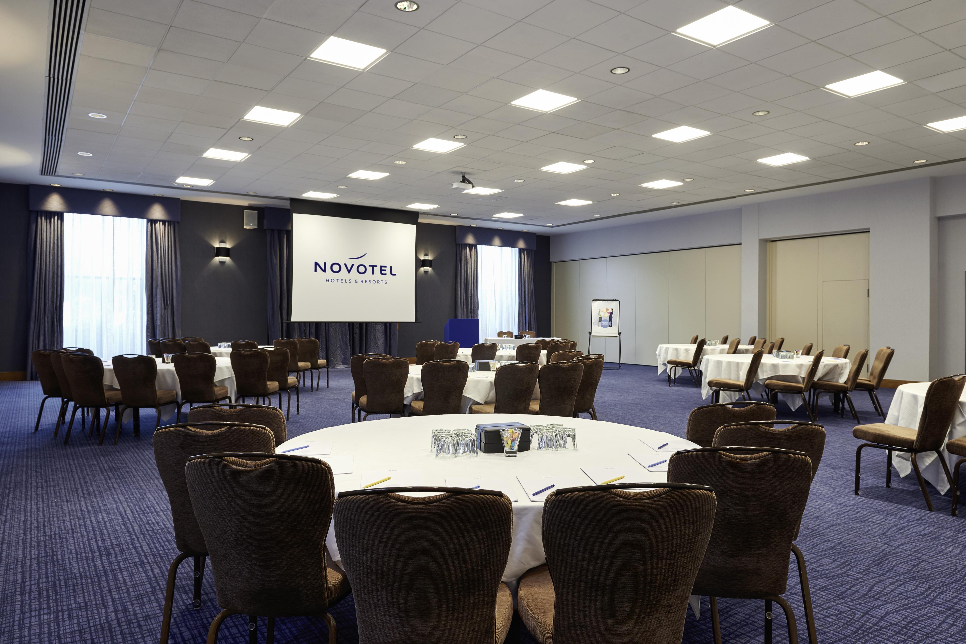 Novotel London Stansted Airport Станстед Маунтфитчет Екстериор снимка