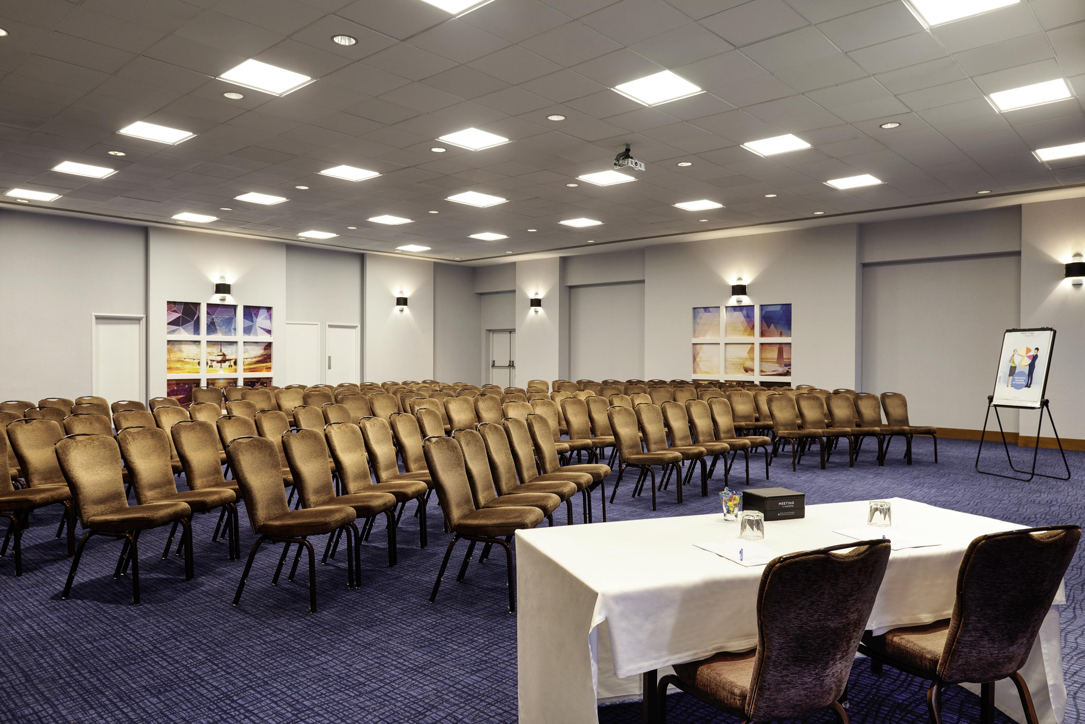 Novotel London Stansted Airport Станстед Маунтфитчет Екстериор снимка