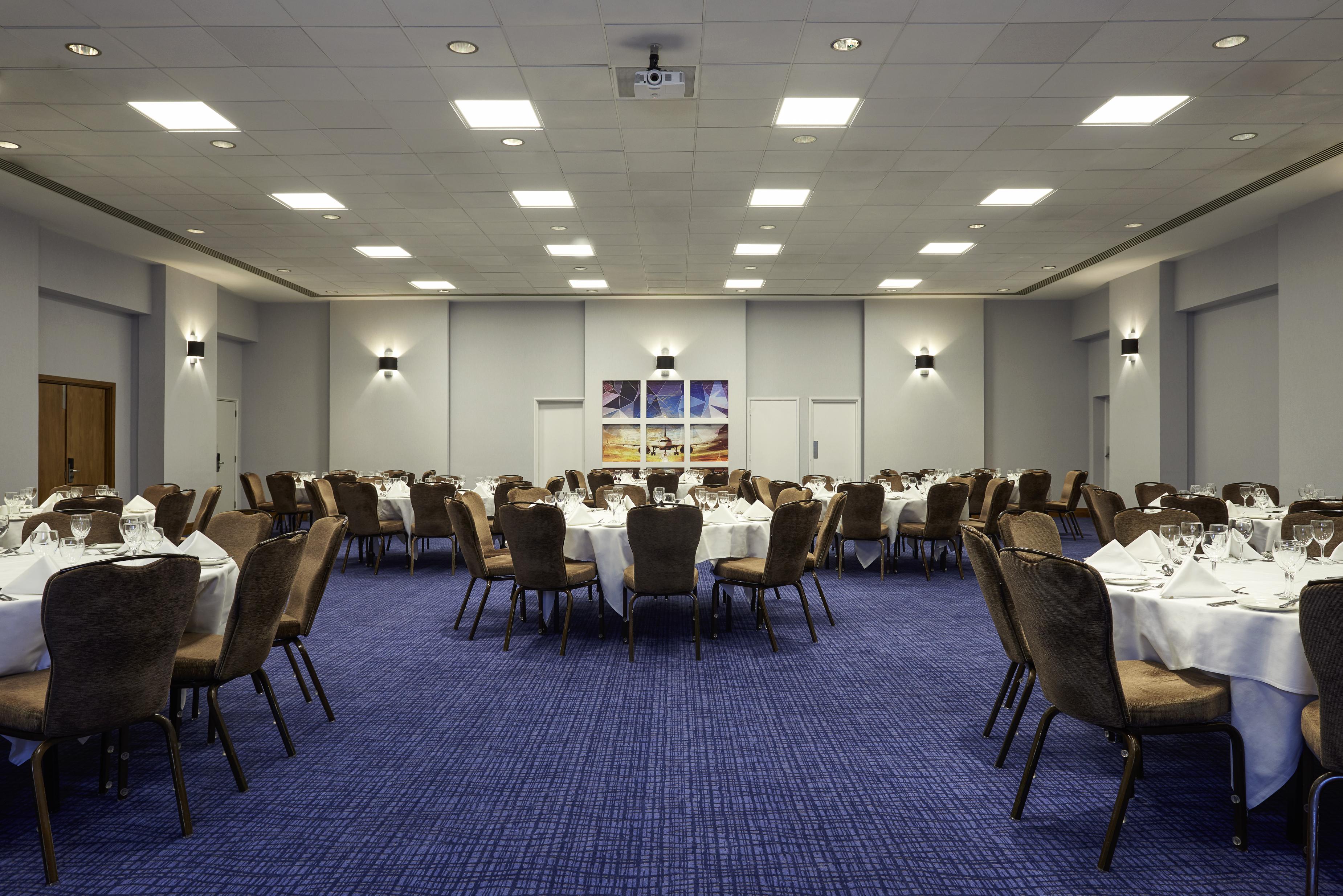 Novotel London Stansted Airport Станстед Маунтфитчет Екстериор снимка