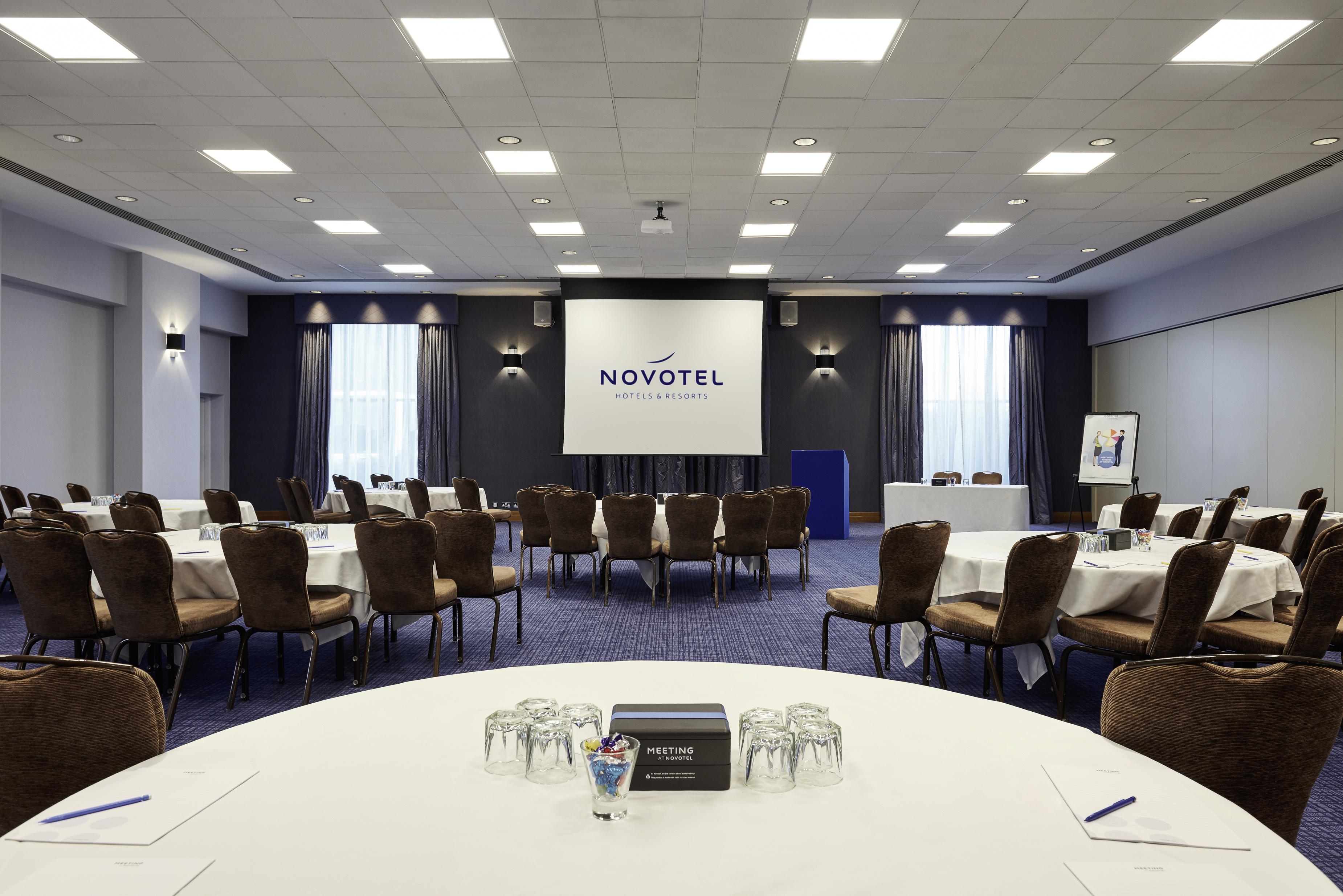 Novotel London Stansted Airport Станстед Маунтфитчет Екстериор снимка