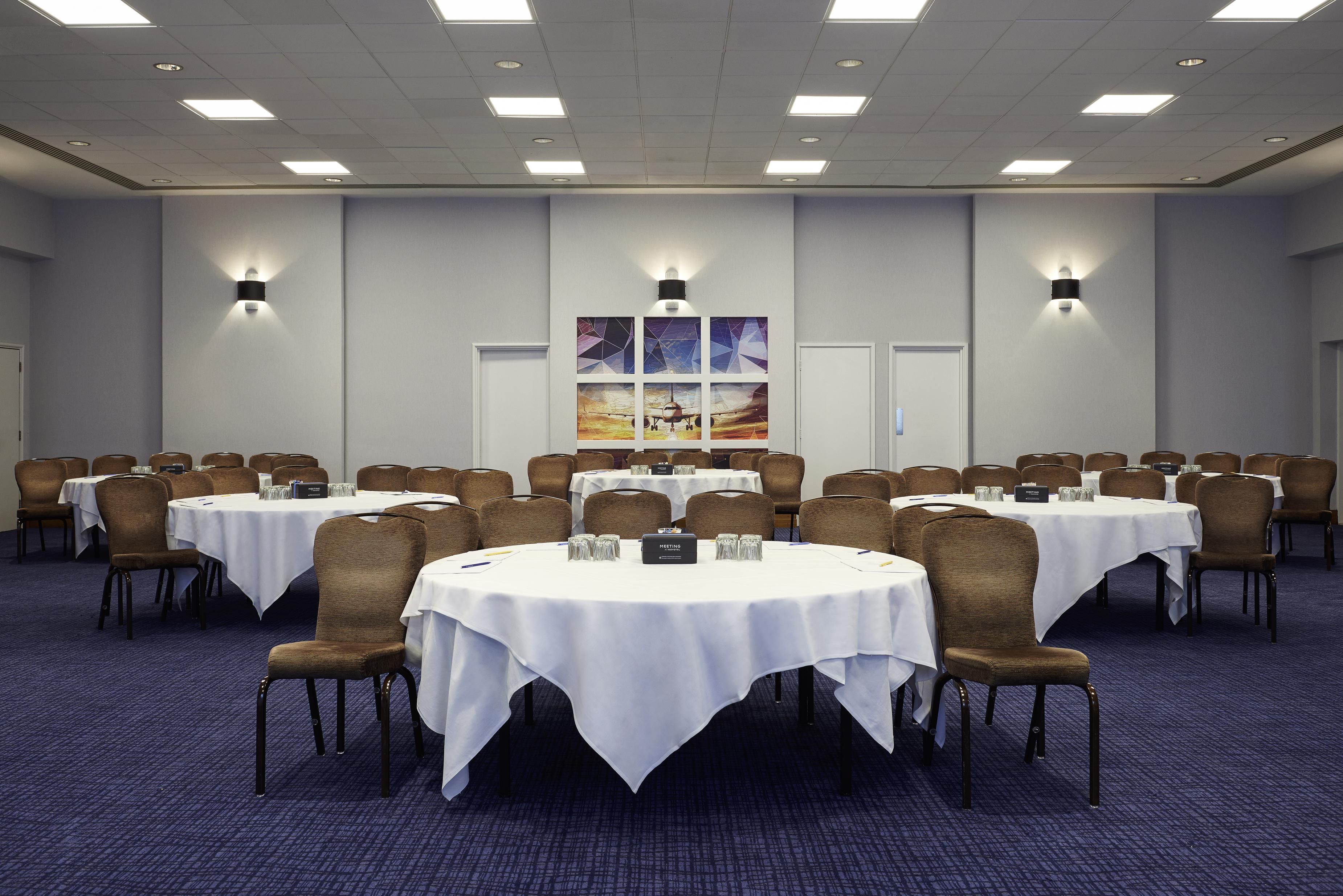 Novotel London Stansted Airport Станстед Маунтфитчет Екстериор снимка