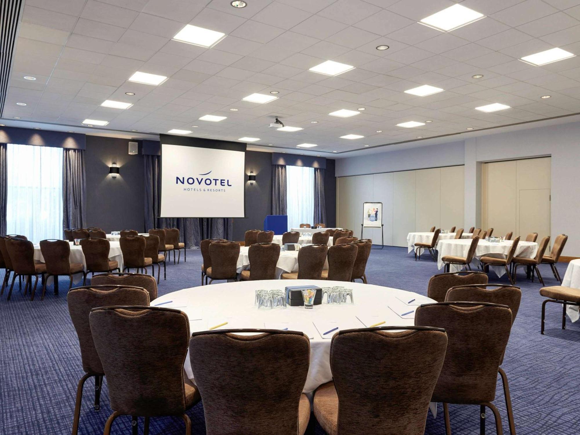 Novotel London Stansted Airport Станстед Маунтфитчет Екстериор снимка