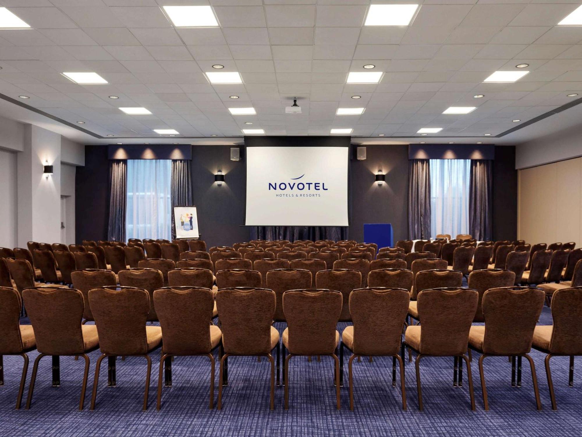 Novotel London Stansted Airport Станстед Маунтфитчет Екстериор снимка