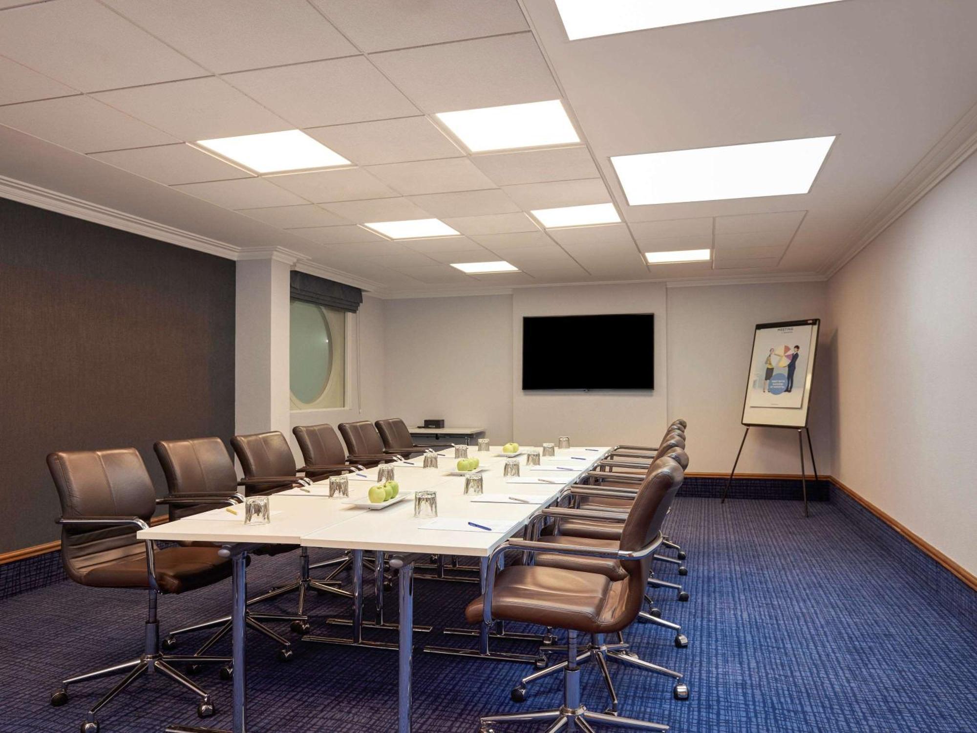 Novotel London Stansted Airport Станстед Маунтфитчет Екстериор снимка