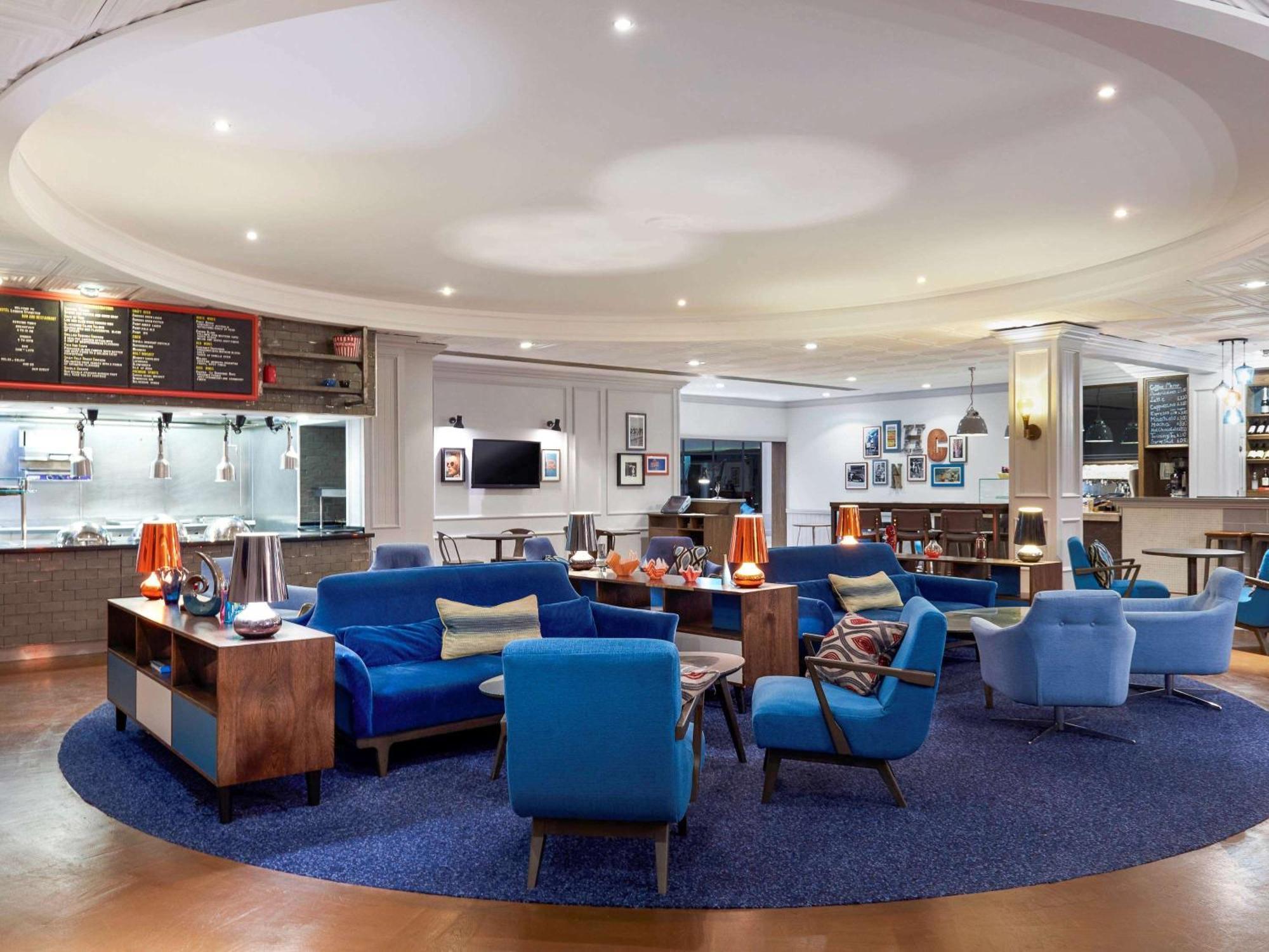 Novotel London Stansted Airport Станстед Маунтфитчет Екстериор снимка