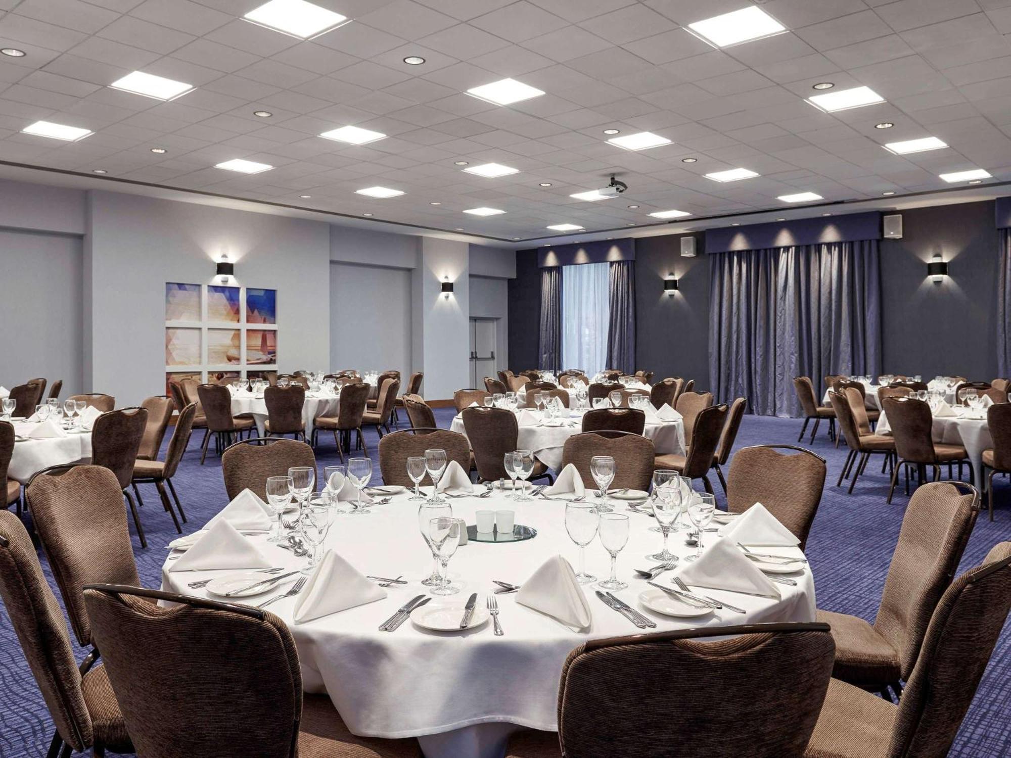 Novotel London Stansted Airport Станстед Маунтфитчет Екстериор снимка