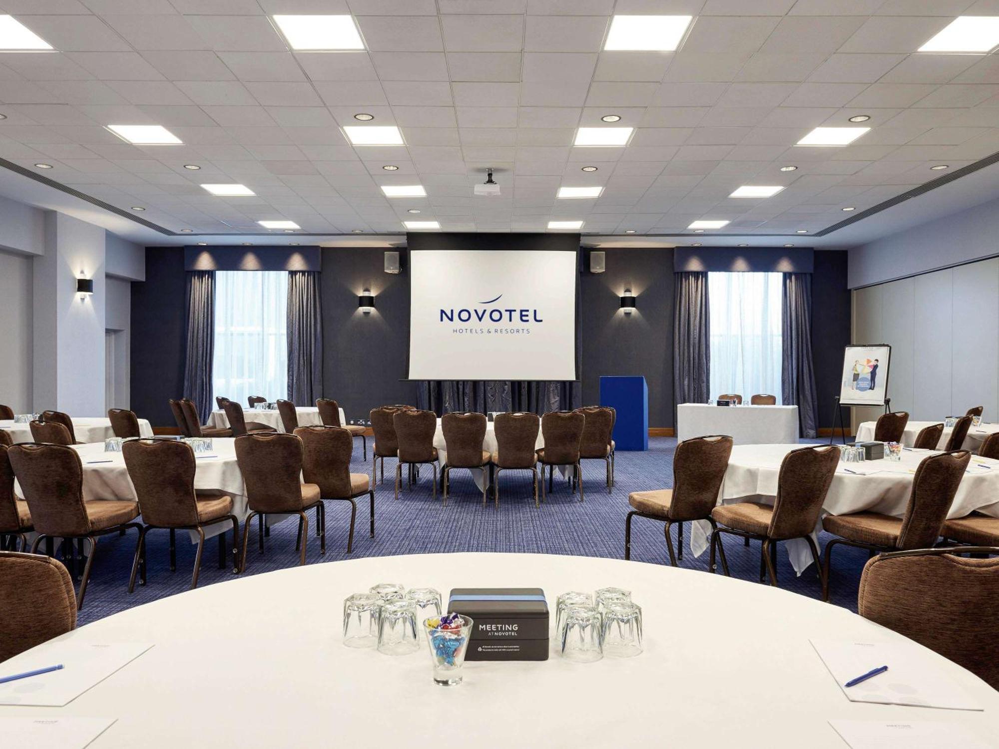 Novotel London Stansted Airport Станстед Маунтфитчет Екстериор снимка