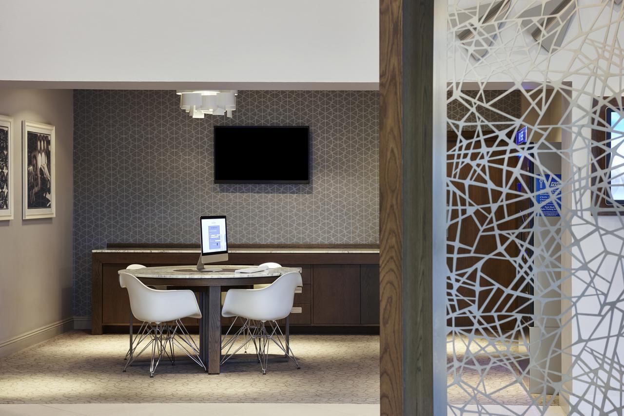 Novotel London Stansted Airport Станстед Маунтфитчет Екстериор снимка