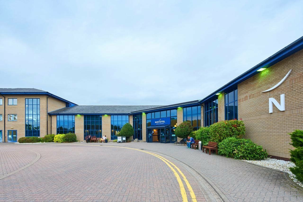 Novotel London Stansted Airport Станстед Маунтфитчет Екстериор снимка